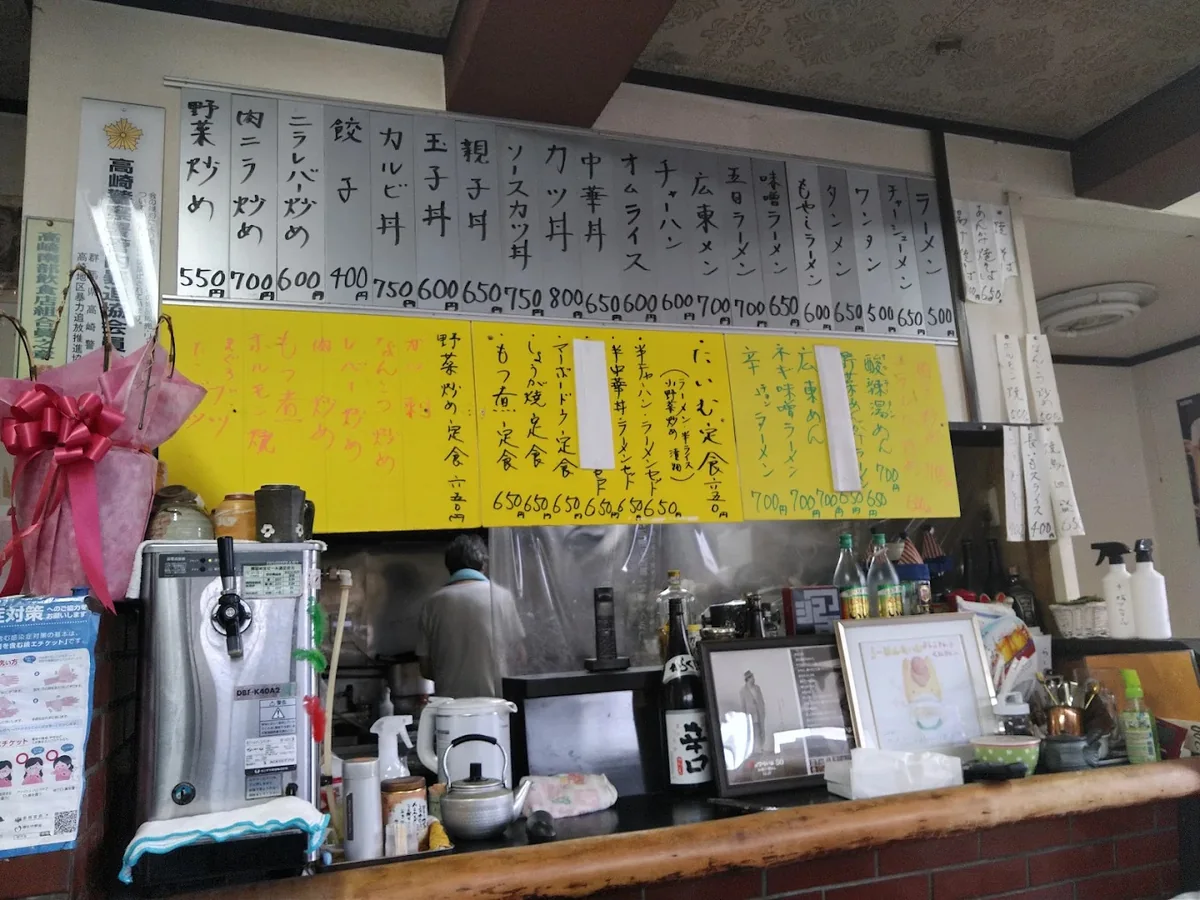 カウンターと手書きメニューが印象的な店内