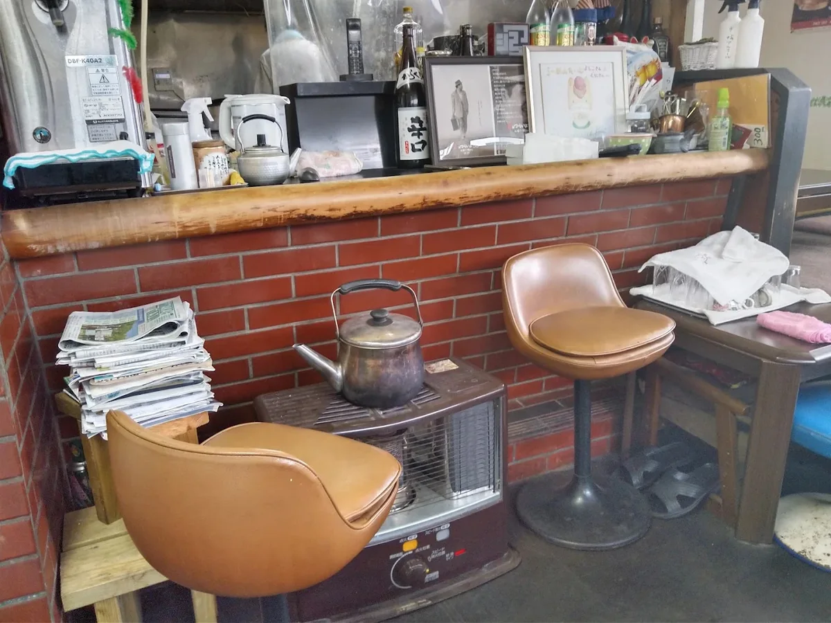 使い込まれた店内のカウンターとストーブ